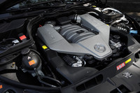 「M156」と呼ばれるAMGオリジナル設計の特製6.2リッター自然吸気V8エンジンは517psを発生させる。