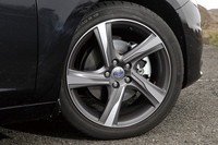 足元も、「R-DESIGN」専用の18インチアルミホイールでドレスアップ。