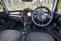 MINIならではのデザインアイコンを引き継ぎながらも、“再解釈”が加わっているのは内装も同じ。