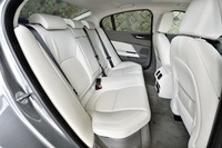 後席は空間的な余裕はさほどないが、タイトゆえにしっかりホールドされる美点がある。