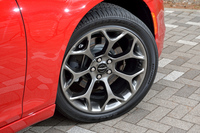 「ハイパーブラックアルミホイール」と名付けられた、20インチのアルミホイール。組み合わされるタイヤのサイズは、245/45ZR20。