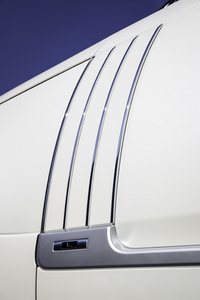 フロントホイールアーチ後方に「L」バッジが備わる（写真は海外仕様車のもの）。