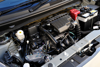 「1.2G」に搭載される1.2リッター直3エンジン。900kgを切る車両重量とも相まって、加速性能は他メーカーの国産コンパクトカーに引けを取らないという。
    