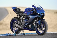 直列2気筒の新型スーパースポーツバイク「YZF-R7」がデビュー