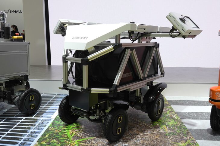 オムロンの「作物育成モニタリングシステム」。車台に「ミトラ」を採用している。