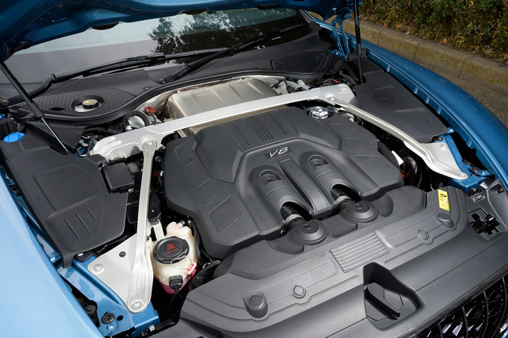 パワーユニットは4リッターV8ターボエンジンとモーターを組み合わせたハイブリッド。トランスミッションは8段DCTで、駆動システムはフルタイム4WDとなる。