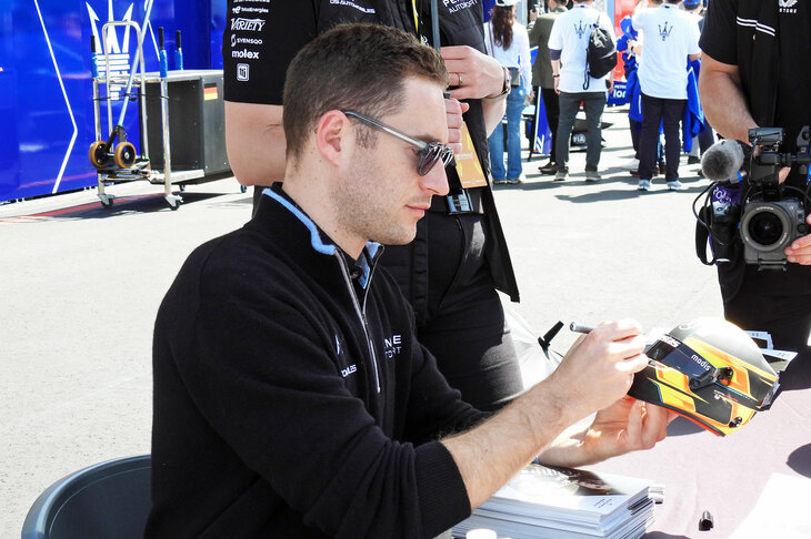 ミニチュアのヘルメットにサインをするのは、DSペンスキーのストフェル・バンドーン選手。F1でも戦ったことのある選手で、2021-2022年シーズンにおけるフォーミュラEの年間チャンピオンだ。