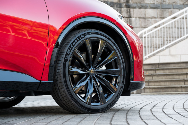 タイヤ＆ホイールは「クロスオーバー」と同じ21インチだが、「スポーツ」は10mmワイドな235幅を履く。グロスブラックのアルミホイールが「エモーショナルレッドIII」のボディーによく映える。