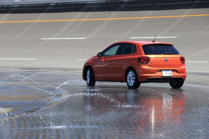 スキッドパッド路で行われたアクティブセーフティー体験。低μ路を約30km/hで走行し、アクセルのオン／オフ時の挙動変化やESC（エレクトロニック・スタビリティー・コントロール）の効果、シャシーの安定性を確認できた。