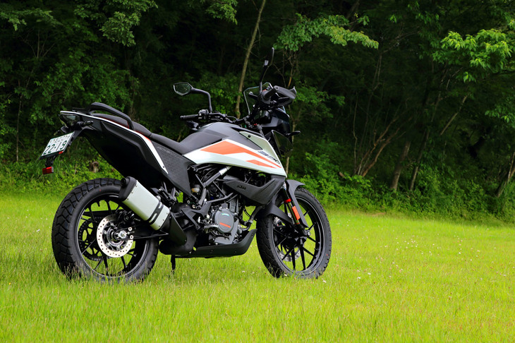 オン／オフを問わない走りが魅力の「KTM 390アドベンチャー」。2020年モデルで初めて設定された、KTMの最新モデルだ。