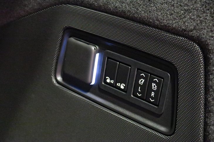 キャデラック・エスカレード スポーツ（パワーフォールディング機能の操作スイッチ）