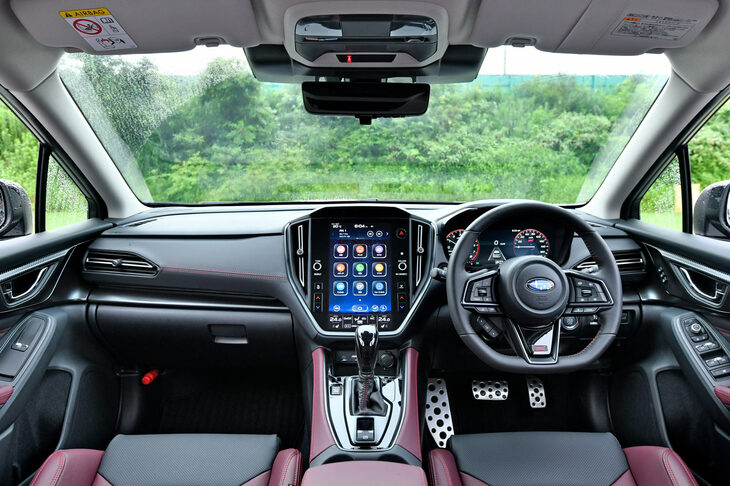 「レヴォーグSTI Sport EX」のインストゥルメントパネルまわり。縦置きのセンターディスプレイを基本としたデザインコンセプトは、7代目「レガシィ」（日本未導入）から取り入れられたものだ。