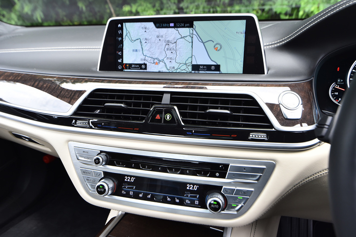 インパネ中央部のディスプレイには、あらかじめ設定した手の動きを認識する「BMWジェスチャー・コントロール」が標準で備わる。