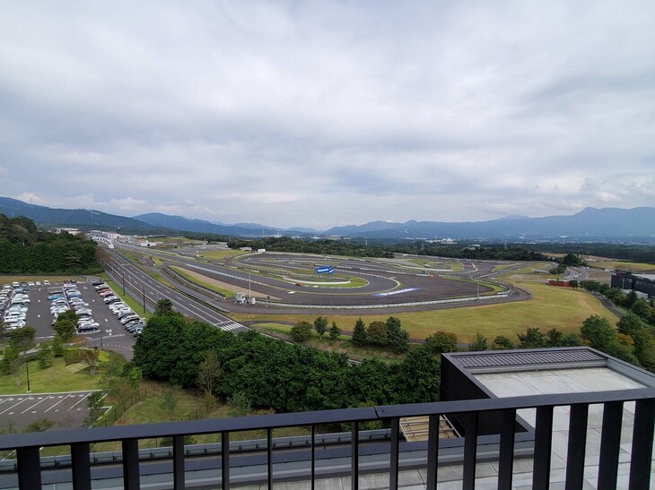 こちらは、スタンダードルームのベランダからの眺め。コースからは迫力満点のエキゾーストノートが聞こえてくるが、二重サッシの窓を閉めれば音はほぼシャットアウトできる。
