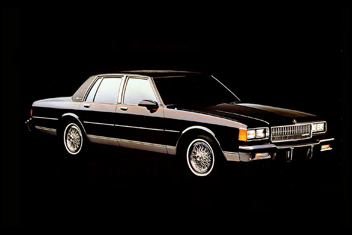 「シボレー・カプリス」
	シボレーのフルサイズセダンで、1965年に登場。「インパラ」の上位版という位置づけだった。映画に登場するのは3代目モデル。