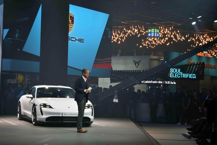 ポルシェのBEV第1号車「タイカン」。車名は“生気あふれる若葉”を意味し、キャッチフレーズの「Soul electrified」は”魂の電化”と訳される。