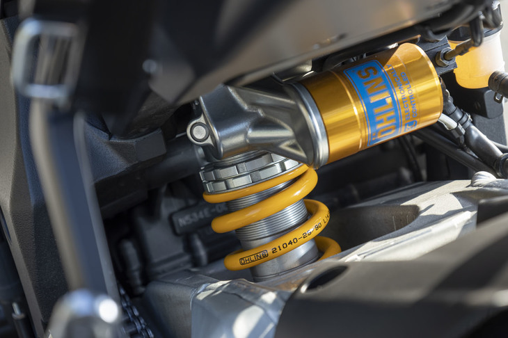 フロント同様、接地感を高めるべくセッティングが変更されたリンク式モノクロスリアサスペンション。「R1M」では、前後の足まわりを統合制御するオーリンズ製電子制御サスペンション「ERS（エレクトリックレーシングサスペンション）」の採用もトピックとなっている。