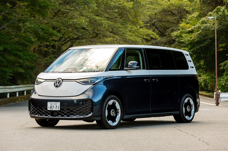 【フォルクスワーゲンID. Buzzプロ ロングホイールベースのスペック】
	ボディーサイズ：全長×全幅×全高＝4965×1985×1925mm／ホイールベース：3240mm／車重：2730kg／駆動方式：RWD／モーター：交流同期電動機／最高出力：286PS（210kW）/3581-6500rpm／最大トルク：560N・m（57.1kgf・m）/0-3581rpm／タイヤ：（前）235/50R20 104T XL／（後）265/45R20 108T XL（コンチネンタル・エココンタクト6Q）／交流電力量消費率：173Wh/km（WLTCモード）／一充電走行距離：554km（WLTCモード）／価格：997万9000円
	
	【取材時の電費データ】
	テスト距離：259.0km（市街地1：高速道路7：山岳路2）／消費電力量：--kWh／参考電力消費率：4.6km/kWh（車載電費計計測値）