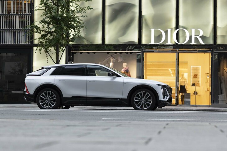 キャデラック初のBEVとして、本国では2022年に市場投入された「リリック」。SUVとステーションワゴンを融合したような意匠が特徴の、クロスオーバーモデルだ。