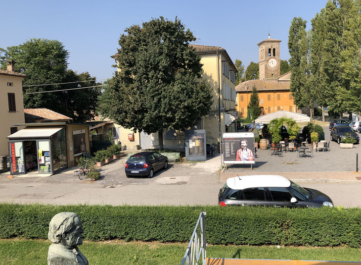 寝室からの風景。右奥にヴェルディゆかりの教会が見える。