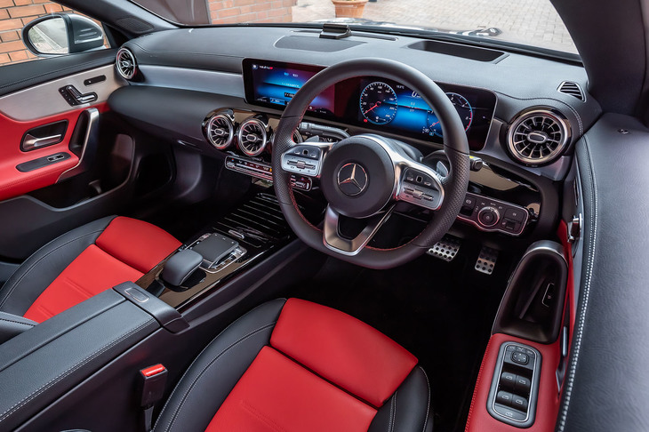 10.25インチサイズの液晶パネルを2枚並べた特徴的なダッシュボードデザインは「Aクラス」譲りとなるもの。ジェットエンジンのタービンを模したというエアコン吹き出し口も、最新のメルセデスでおなじみの意匠だ。