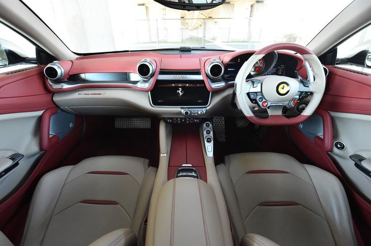 左右対称の「デュアルコックピット」デザインが採用されたインテリア。センターには10.25インチのモニターが備わる。