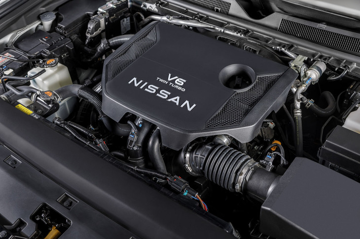 エンジンは新開発の3.5リッターV6ツインターボのVR35DDTT型。潤滑系にスカベンジポンプを採用するなどして高負荷域での連続稼働に対応している。