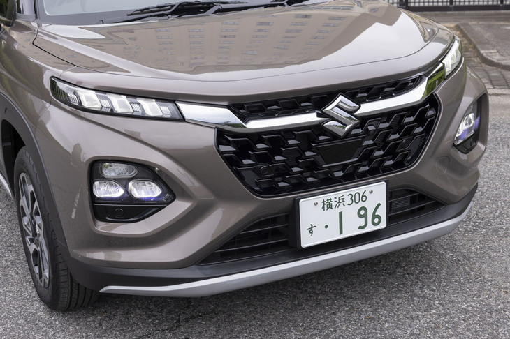 フロントマスクはシトロエンや三菱を思わせるアグレッシブなデザイン。グリルの両サイドの部分がヘッドランプというところも似ている。