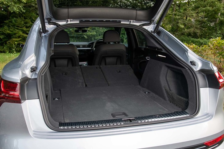 荷室の容量は616～1655リッター。足のジェスチャーで開けられるオートマチックテールゲートを装備する。