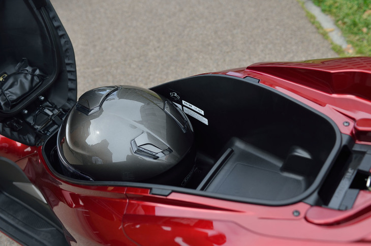 シート下のラゲッジスペースは28リッター。フルサイズのヘルメット1個に加えて携行品が収納できる容量だ。