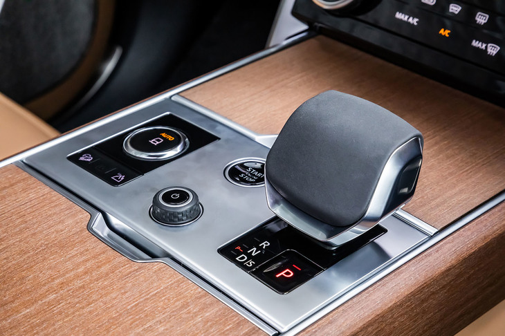 センターコンソールパネルには、エンジンのスタート／ストップスイッチやウィンザーレザーが巻かれたシフトセレクター、8つの走行モードが選択できる「テレインレスポンス2」の操作スイッチなどが配置されている。