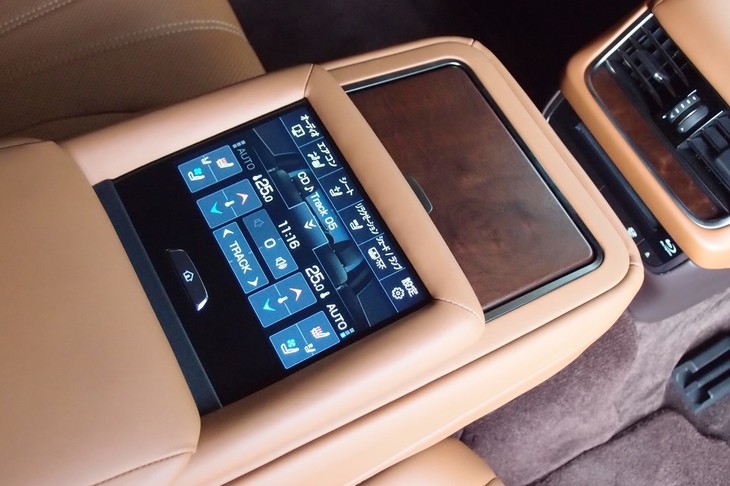 LS500h“エグゼクティブ”（リアマルチオペレーションパネル）