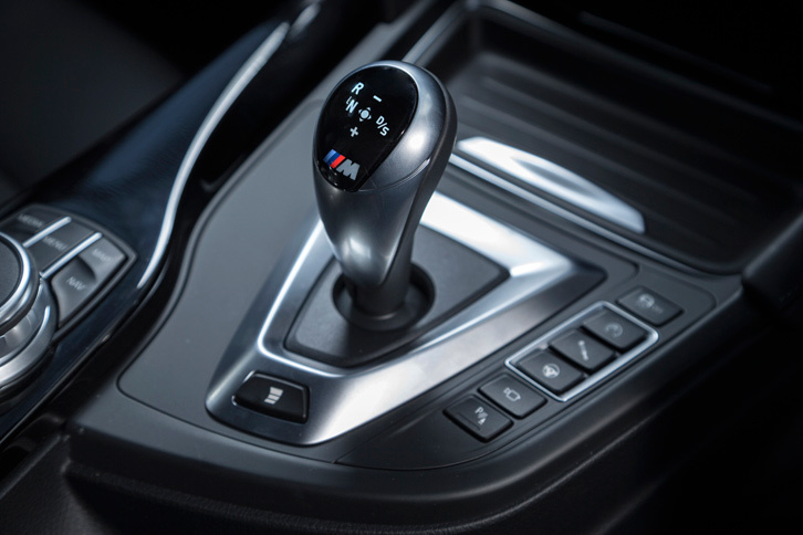 7段デュアルクラッチ式AT「M DCT」のシフトセレクター。「M3セダン コンペティション」では、ドライバーの好みに応じた車両特性のセッティングが可能で、調整できる項目も、エンジンやトランスミッション、ダンパーの制御、DSCの介入度合いと多岐にわたる。