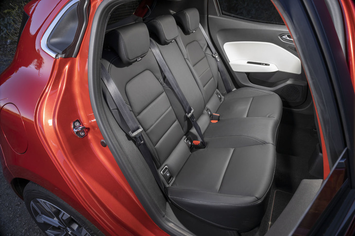 ボディー後端までルーフが伸ばされているため、後席頭上付近の余裕は十分。背もたれには60：40の分割可倒機構が備わり、ワンアクションで荷室スペースを拡大できる。