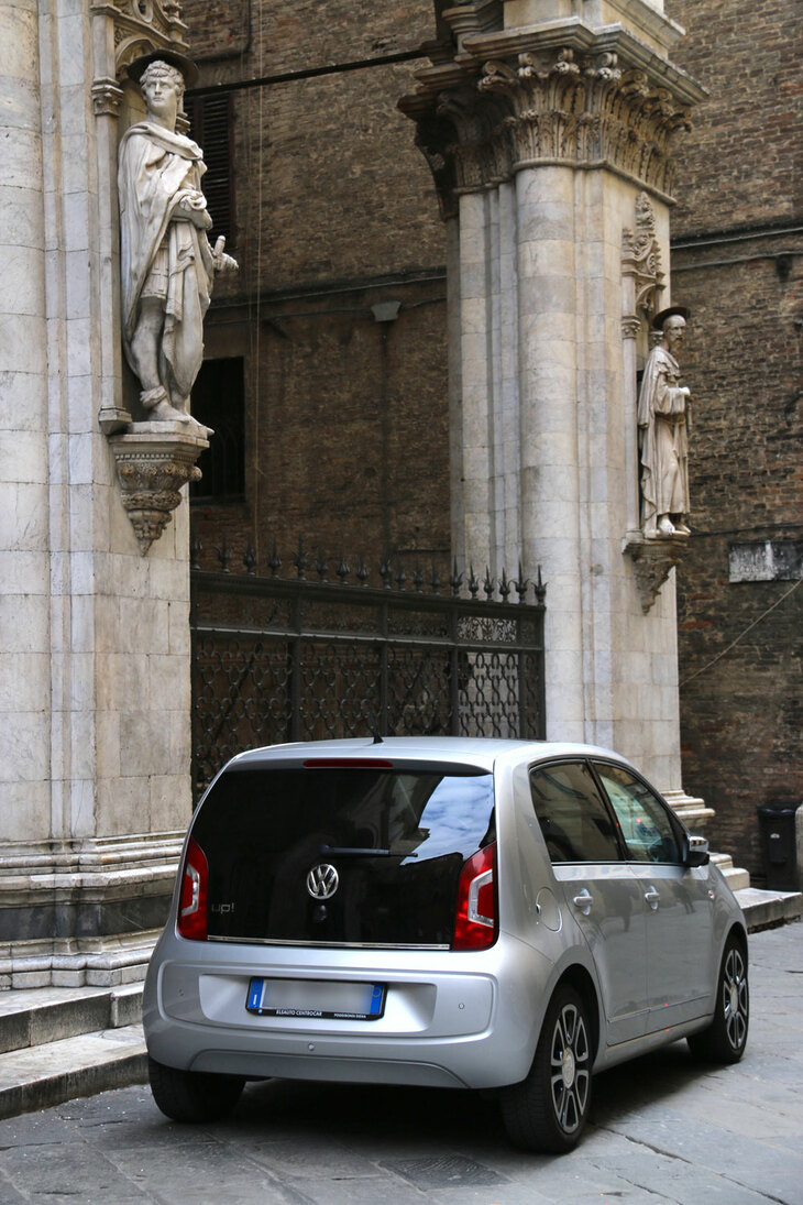「フォルクスワーゲンup!」。2015年シエナ旧市街で撮影。