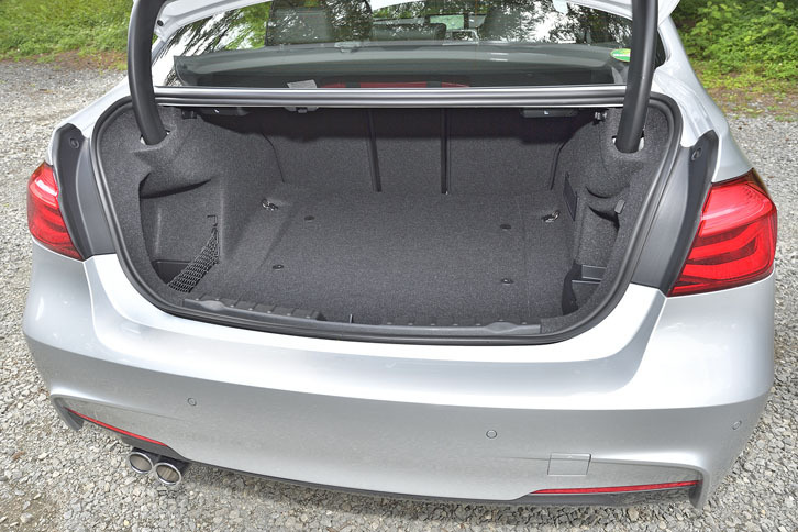 ラゲッジルームの容量は480リッター。