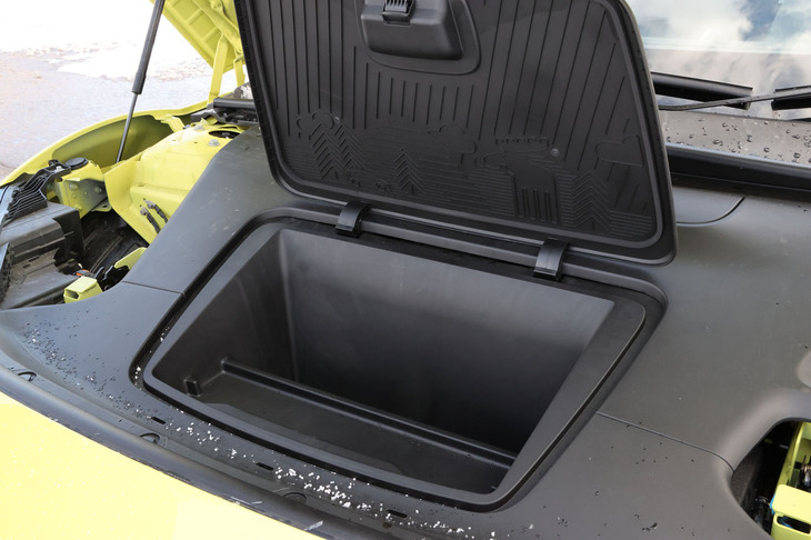 フロントボンネット下に“フランク”と呼ぶ収納スペースが設置される。充電ケーブルや小物を入れるのに活用できるが、ふたにステーやオープン状態を固定する機構が備わっていないため、出し入れしづらいのが難点。