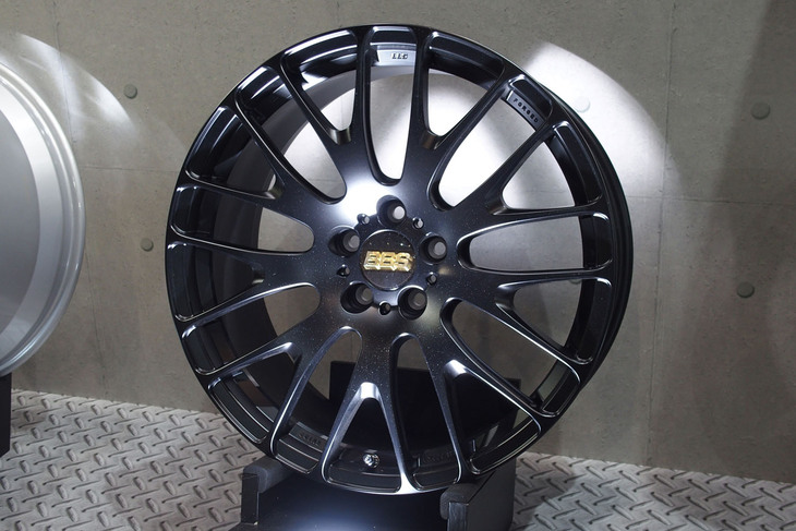 参考出品として展示された「RN」のマットブラック。