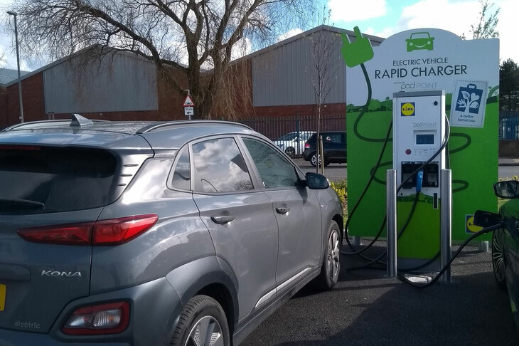 ロシアからの化石燃料の輸入停止により、エネルギー戦略の転換を迫られている欧州。天然ガスによる火力発電に大きく依存していた電気も、その例外ではない。（写真：Newspress）