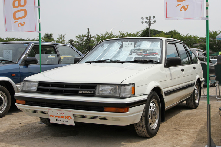 1986年「トヨタ・カローラ 5ドア1600ZX」。5代目AE80系「カローラ／スプリンター」に設定された、セダンベース（遅れて追加された「FX」とは異なる）の5ドアハッチバックの後期型。たまたまなのか、筆者はカローラよりスプリンター版のほうが記憶に残っている。
