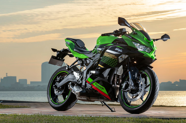 「ニンジャZX-25R」は、久々に復活した250ccクラスの4気筒モデルとして、根強い人気を博している。（写真：郡大二郎）