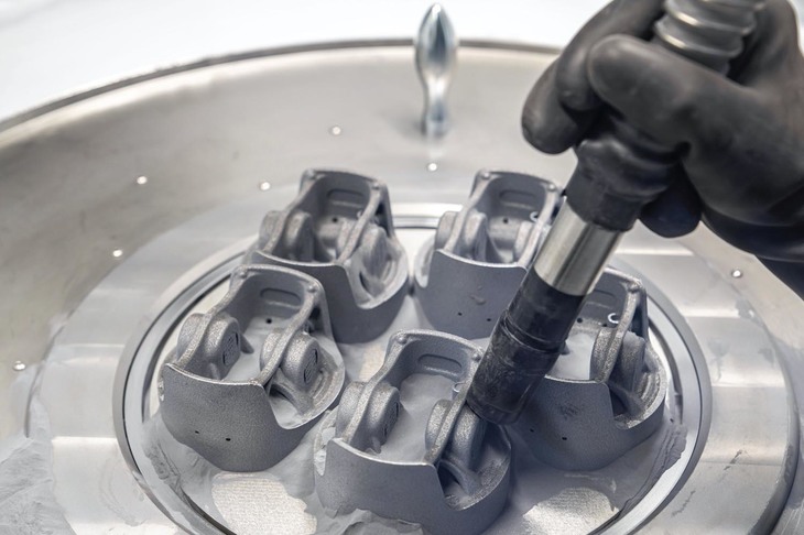 ポルシェが誇るハイパフォーマンスモデル「911 GT2 RS」。その最重要パーツであるエンジンのピストンもいまや、金型よりも成形の自由度が高い3Dプリンターでつくられている。