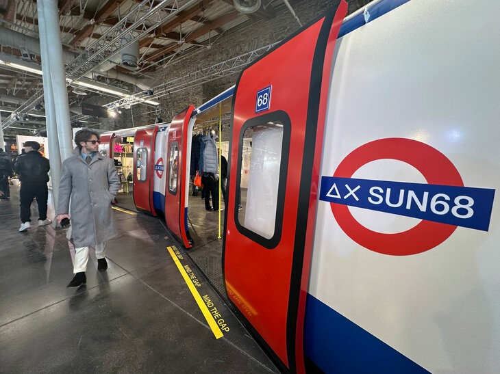 △×のロゴで知られるSUN68はイタリアのブランドである。しかし、ロンドンのチューブ（地下鉄）を思わせる大胆なセットを、それも屋内に設営した。