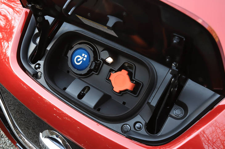 「e＋」のロゴが描かれた充電ポート。バッテリー容量の増大にともなう充電の長時間化を抑えるため、「e＋」は100kWの高出力急速充電に対応している（従来は50kW）。