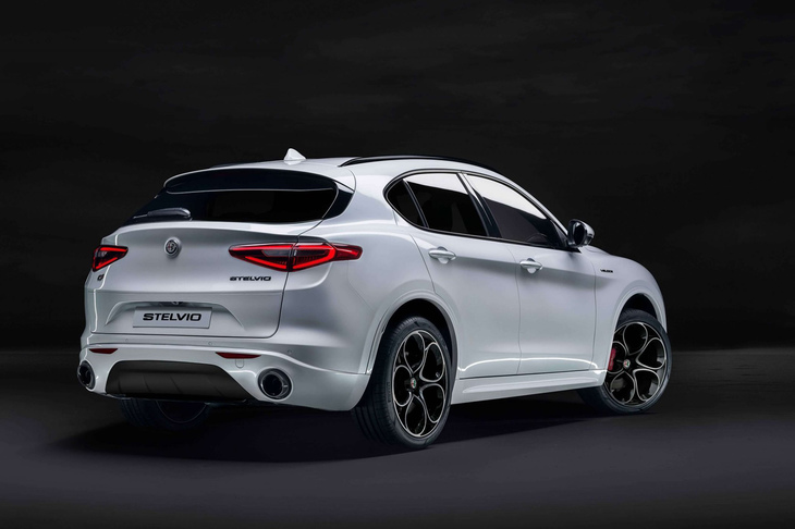 専用デザインのスキッドプレートやダークエキゾーストパイプフィニッシャーなどを装着し、スポーティーに演出された「ステルヴィオ ヴェローチェ」のエクステリア。