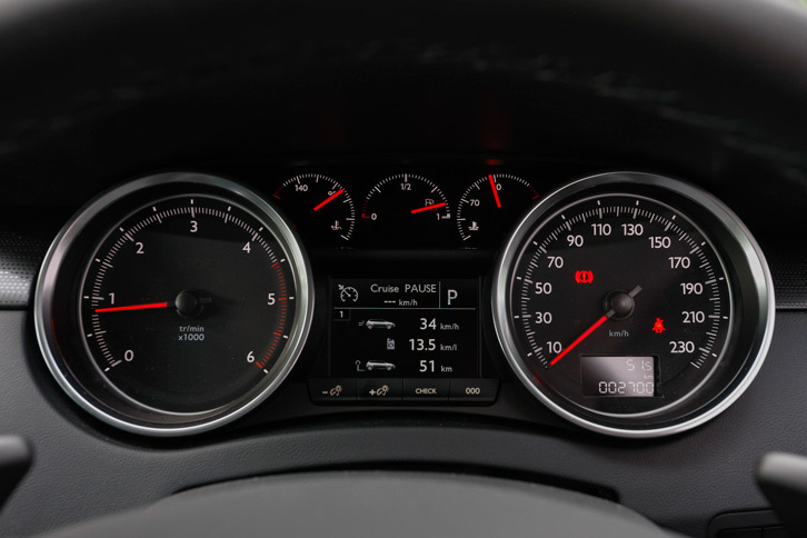 メーターは2眼式。タコメーターのレッドゾーンは4500rpmから。