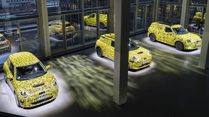 2024年の新型MINIは3台。写真左から「クーパー」「エースマン」「カントリーマン」と並ぶ。