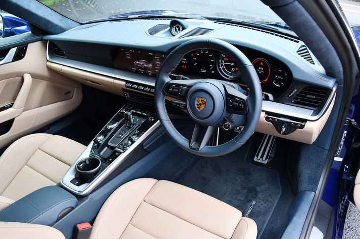 ダッシュボード中央に、10.9インチサイズのタッチ式センタースクリーンを配置する「911ターボ」のインテリア。ステアリングホイールの右下に走行モードセレクターが備わる「GTスポーツステアリングホイール」が標準装備されている。