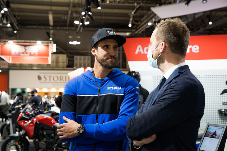 ヤマハブースにいたポル・タレス（Pol Tarrés）。スペイン出身の元トライアルライダーで、欧州選手権やスペイン選手権でタイトルを獲得。その後はハードエンデューロに参戦している人気選手だ。彼の名前をYouTubeなどで検索してみてほしい。「ヤマハ・テネレ700」をトライアルマシンのように扱う、超絶テクニックを見ることができるだろう。