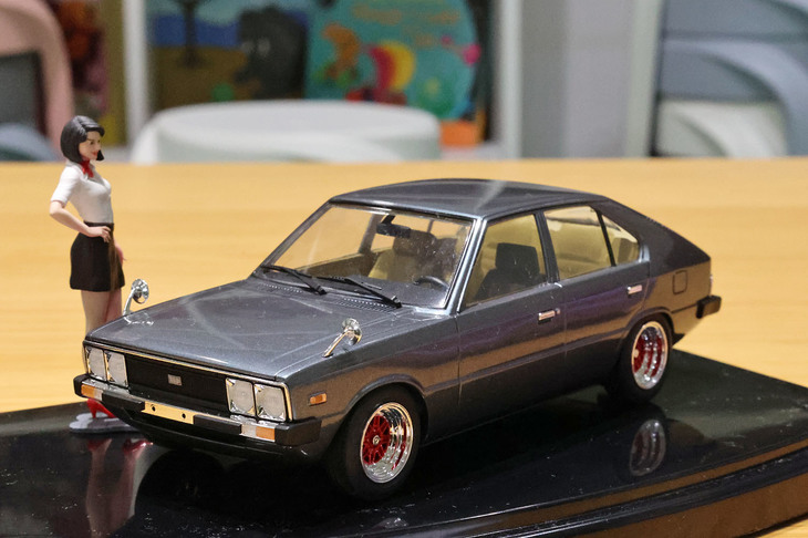 韓国・アカデミー製の1/24「ヒュンダイ・ポニー」。実車は初代「三菱ランサー」をベースにしたシャシーにジウジアーロ・デザインのボディーを載せ、やはり三菱の「サターン」ユニット（直4 SOHC）を積み、1975年にデビューしたモデル。